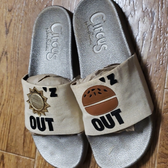 Sun'z out bun'z out Circus by Sam Edelman slides - Picture 4 of 11